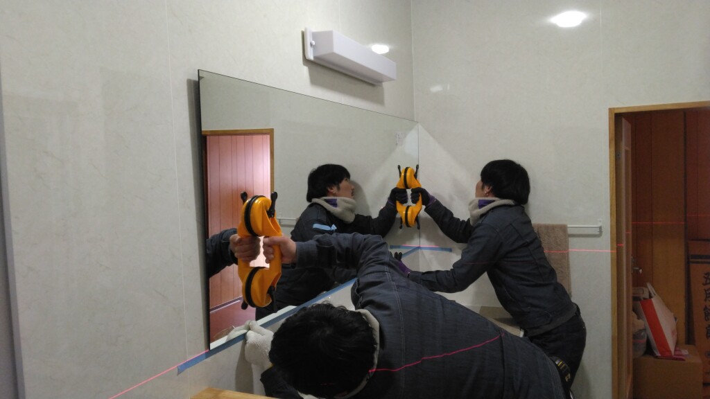 施工中③　鏡を抑さえ接着